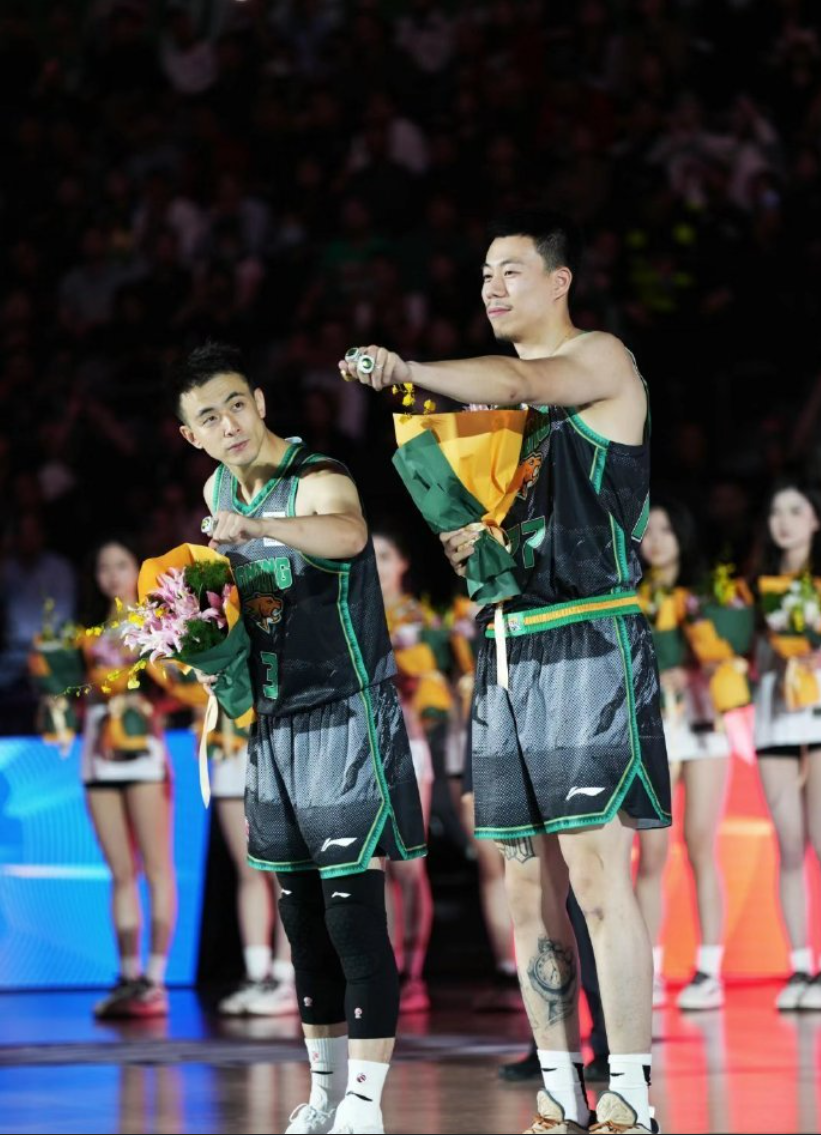 体育娱乐-重情义!杨鸣韩德君召集辽篮吃散伙饭,离队张镇麟赵率舟刘雁宇C位