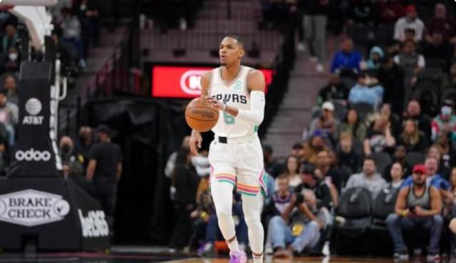 体育娱乐-两度犯错险酿大祸 马刺新王双加时完成自我救赎